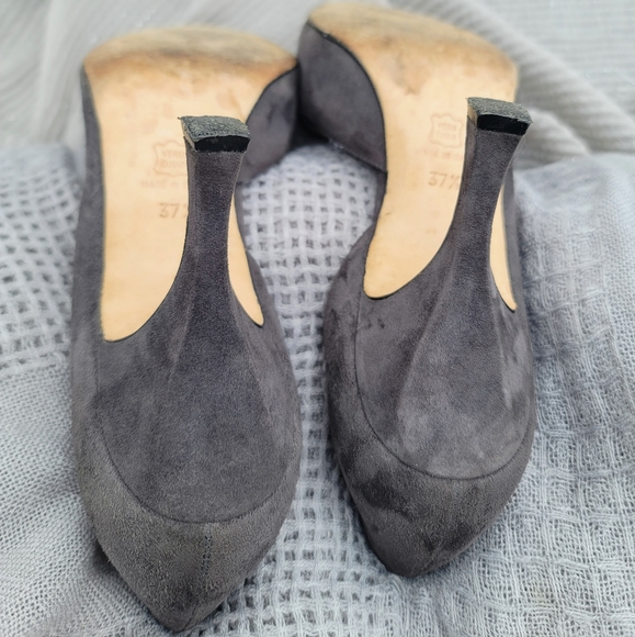 Manolo Blahnik gray suede D'Orsay pumps, 37.5 - Picture 4 of 6